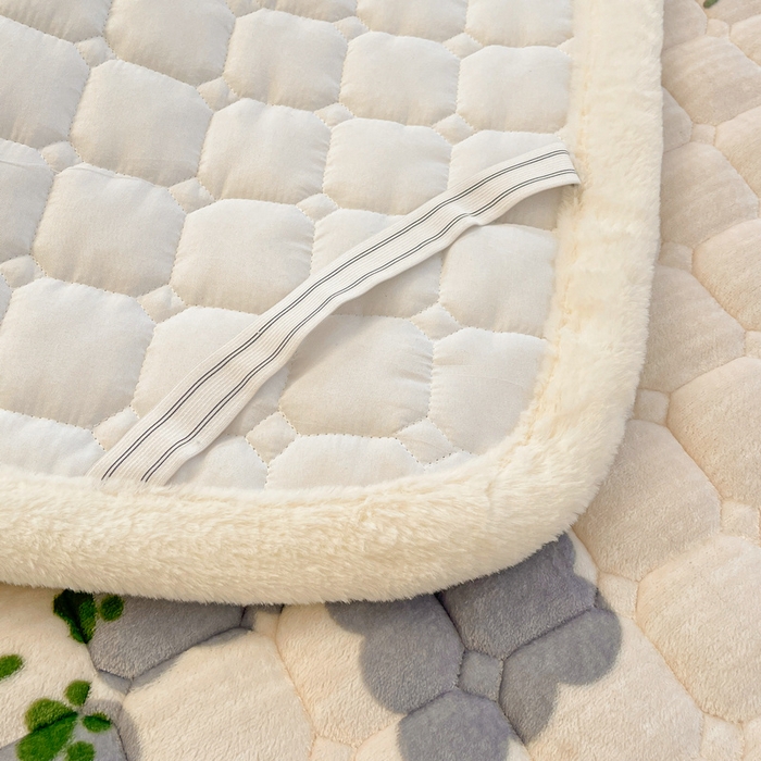 91家纺网 家纺一手货源 找家纺 梵朴 2025新款牛奶绒夹棉床垫床褥加厚珊瑚绒床护垫-印花系列（大床图） 灰格熊猫