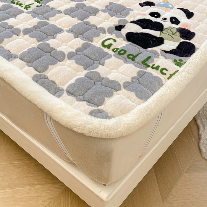 91家纺网 家纺一手货源 找家纺 梵朴 2025新款牛奶绒夹棉床垫床褥加厚珊瑚绒床护垫-印花系列（大床图） 灰格熊猫