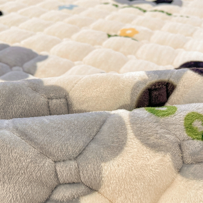 91家纺网 家纺一手货源 找家纺 梵朴 2025新款牛奶绒夹棉床垫床褥加厚珊瑚绒床护垫-印花系列（大床图） 灰格熊猫