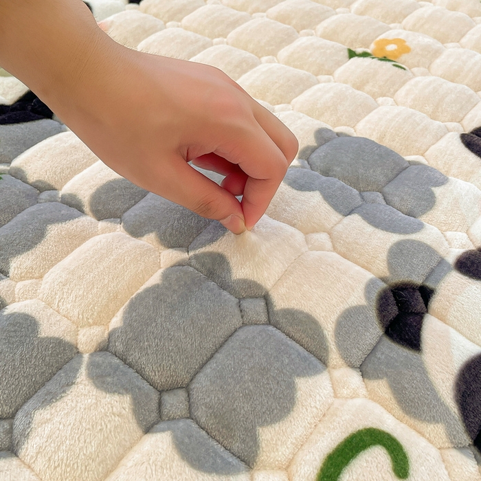 91家纺网 家纺一手货源 找家纺 梵朴 2025新款牛奶绒夹棉床垫床褥加厚珊瑚绒床护垫-印花系列（大床图） 灰格熊猫