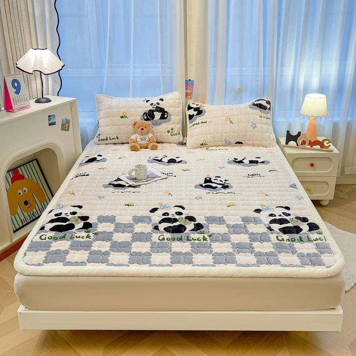 91家纺网 家纺一手货源 找家纺 梵朴 2025新款牛奶绒夹棉床垫床褥加厚珊瑚绒床护垫-印花系列（大床图） 灰格熊猫