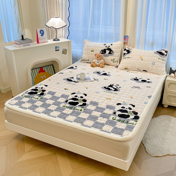 91家纺网 家纺一手货源 找家纺 梵朴 2025新款牛奶绒夹棉床垫床褥加厚珊瑚绒床护垫-印花系列（大床图） 灰格熊猫
