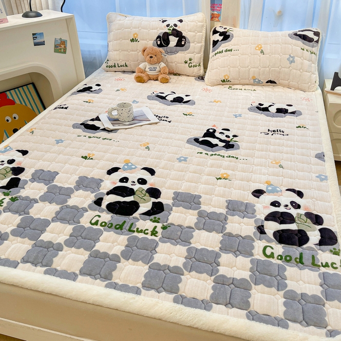 91家纺网 家纺一手货源 找家纺 梵朴 2025新款牛奶绒夹棉床垫床褥加厚珊瑚绒床护垫-印花系列（大床图） 灰格熊猫