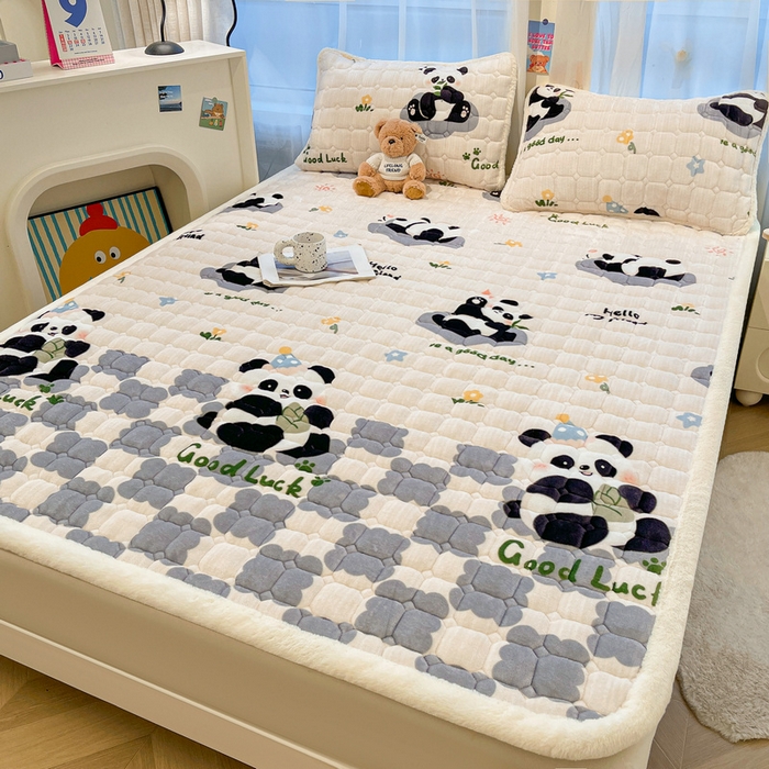 91家纺网 家纺一手货源 找家纺 梵朴 2025新款牛奶绒夹棉床垫床褥加厚珊瑚绒床护垫-印花系列（大床图） 灰格熊猫