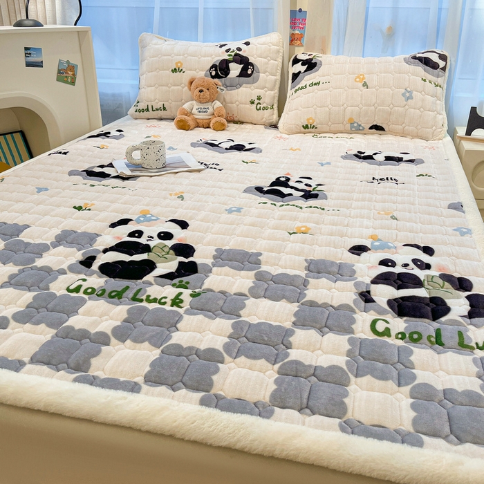 91家纺网 家纺一手货源 找家纺 梵朴 2025新款牛奶绒夹棉床垫床褥加厚珊瑚绒床护垫-印花系列（大床图） 灰格熊猫