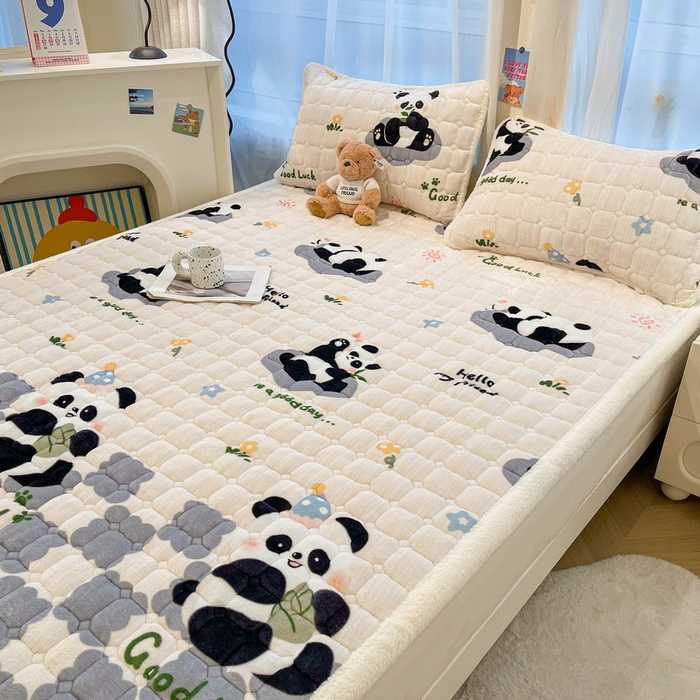 91家纺网 家纺一手货源 找家纺 梵朴 2025新款牛奶绒夹棉床垫床褥加厚珊瑚绒床护垫-印花系列（大床图） 灰格熊猫