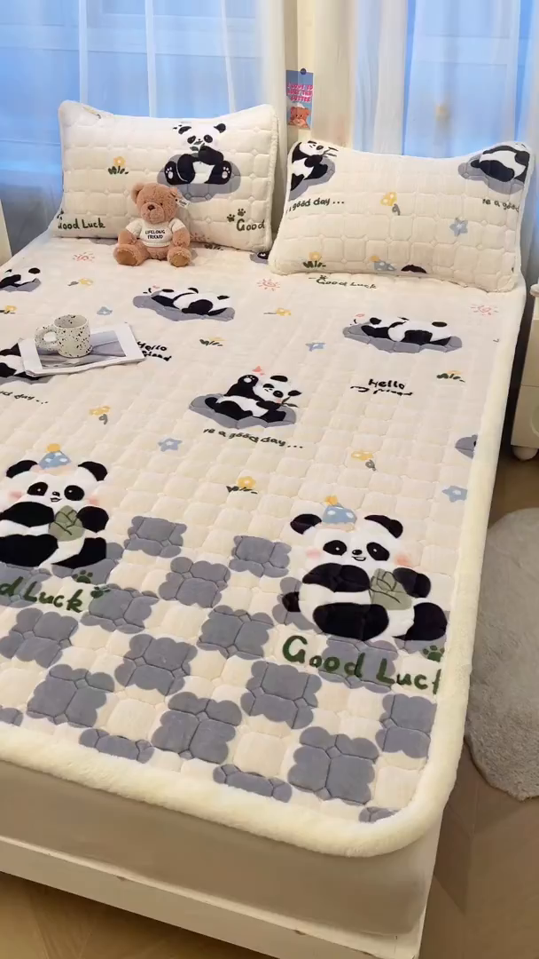 91家纺网 家纺一手货源 找家纺 梵朴 2025新款牛奶绒夹棉床垫床褥加厚珊瑚绒床护垫-印花系列（大床图） 灰格熊猫