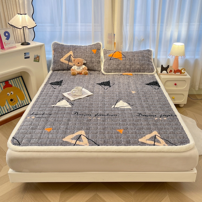 91家纺网 家纺一手货源 找家纺 梵朴 2025新款牛奶绒夹棉床垫床褥加厚珊瑚绒床护垫-印花系列（大床图） 简约三角