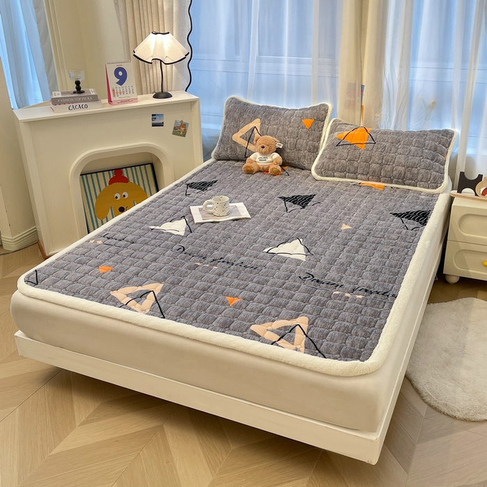 91家纺网 家纺一手货源 找家纺 梵朴 2025新款牛奶绒夹棉床垫床褥加厚珊瑚绒床护垫-印花系列（大床图） 简约三角