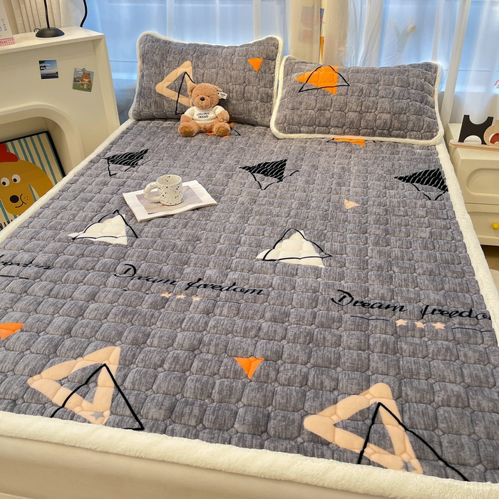 91家纺网 家纺一手货源 找家纺 梵朴 2025新款牛奶绒夹棉床垫床褥加厚珊瑚绒床护垫-印花系列（大床图） 简约三角