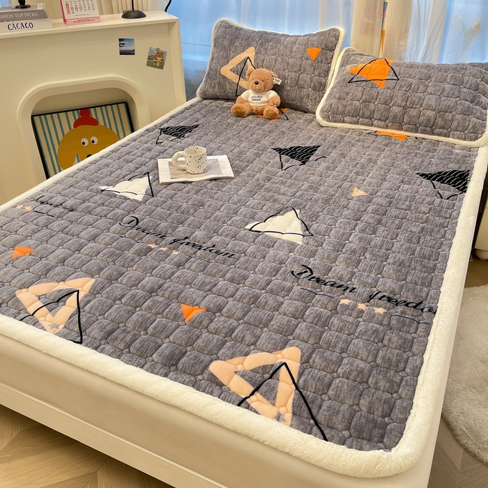 91家纺网 家纺一手货源 找家纺 梵朴 2025新款牛奶绒夹棉床垫床褥加厚珊瑚绒床护垫-印花系列（大床图） 简约三角