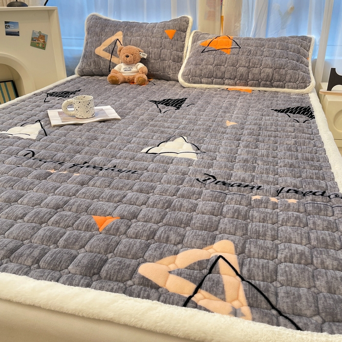 91家纺网 家纺一手货源 找家纺 梵朴 2025新款牛奶绒夹棉床垫床褥加厚珊瑚绒床护垫-印花系列（大床图） 简约三角