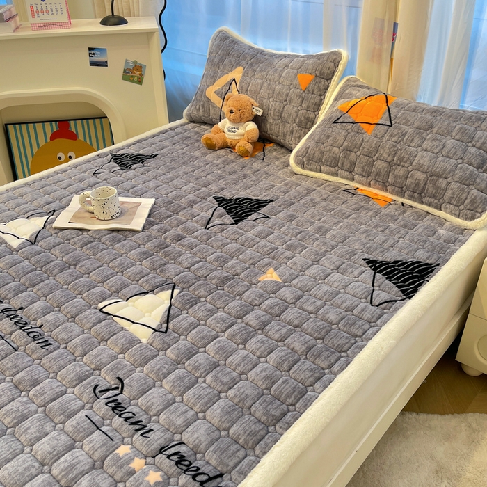 91家纺网 家纺一手货源 找家纺 梵朴 2025新款牛奶绒夹棉床垫床褥加厚珊瑚绒床护垫-印花系列（大床图） 简约三角