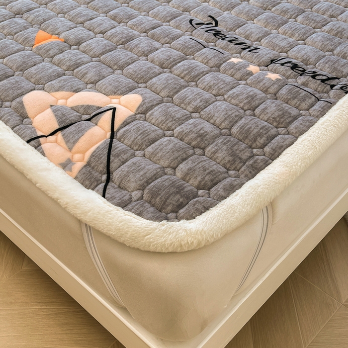 91家纺网 家纺一手货源 找家纺 梵朴 2025新款牛奶绒夹棉床垫床褥加厚珊瑚绒床护垫-印花系列（大床图） 简约三角