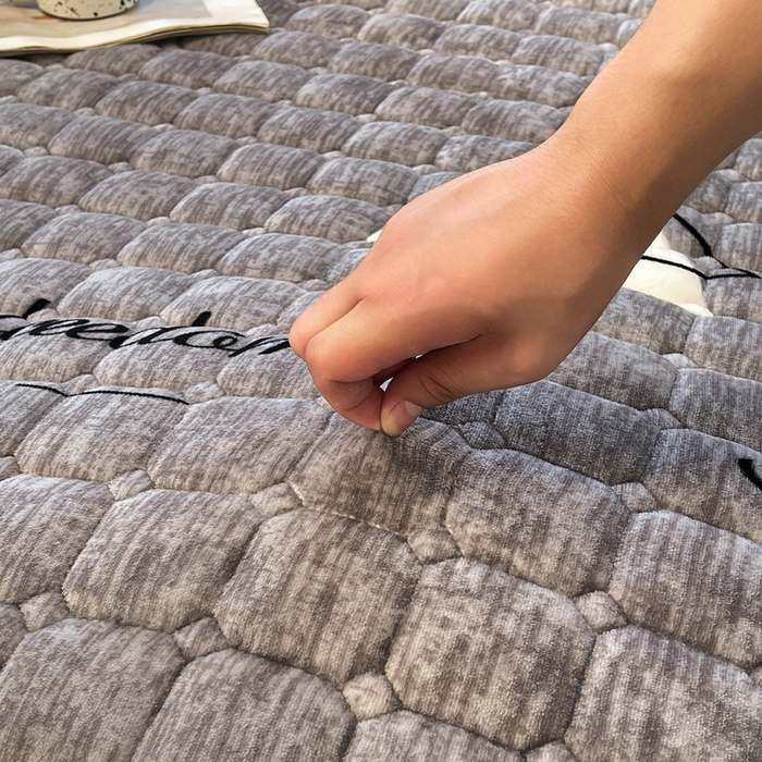 91家纺网 家纺一手货源 找家纺 梵朴 2025新款牛奶绒夹棉床垫床褥加厚珊瑚绒床护垫-印花系列（大床图） 简约三角