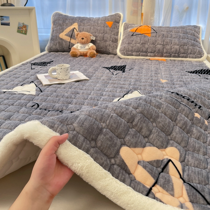 91家纺网 家纺一手货源 找家纺 梵朴 2025新款牛奶绒夹棉床垫床褥加厚珊瑚绒床护垫-印花系列（大床图） 简约三角