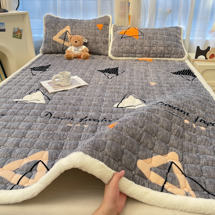 91家纺网 家纺一手货源 找家纺 梵朴 2025新款牛奶绒夹棉床垫床褥加厚珊瑚绒床护垫-印花系列（大床图） 简约三角