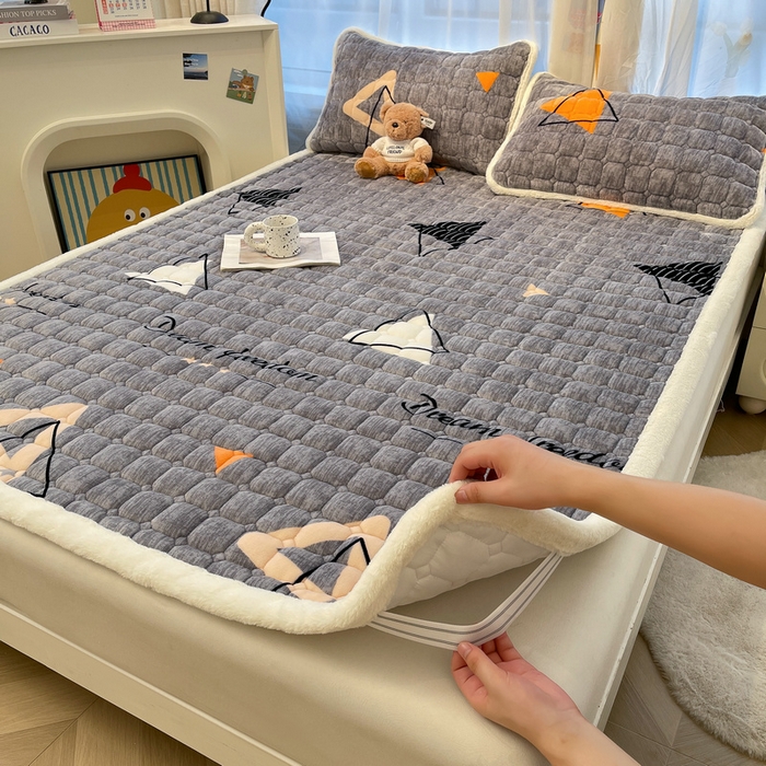 91家纺网 家纺一手货源 找家纺 梵朴 2025新款牛奶绒夹棉床垫床褥加厚珊瑚绒床护垫-印花系列（大床图） 简约三角