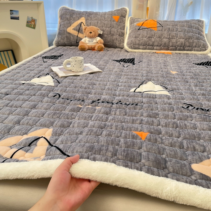 91家纺网 家纺一手货源 找家纺 梵朴 2025新款牛奶绒夹棉床垫床褥加厚珊瑚绒床护垫-印花系列（大床图） 简约三角