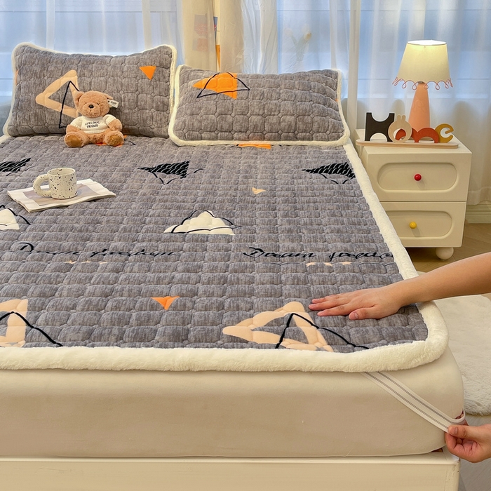 91家纺网 家纺一手货源 找家纺 梵朴 2025新款牛奶绒夹棉床垫床褥加厚珊瑚绒床护垫-印花系列（大床图） 简约三角