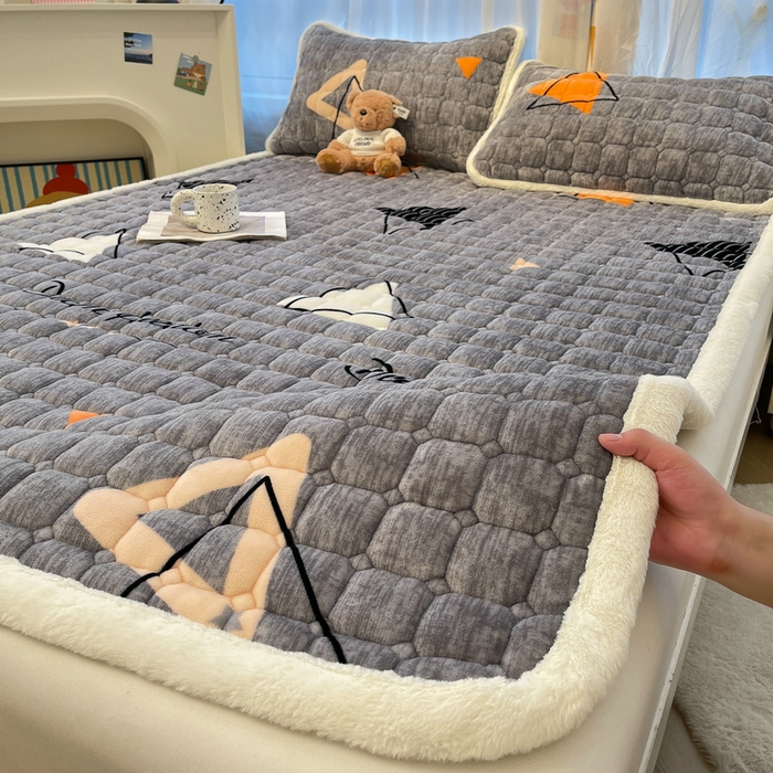 91家纺网 家纺一手货源 找家纺 梵朴 2025新款牛奶绒夹棉床垫床褥加厚珊瑚绒床护垫-印花系列（大床图） 简约三角