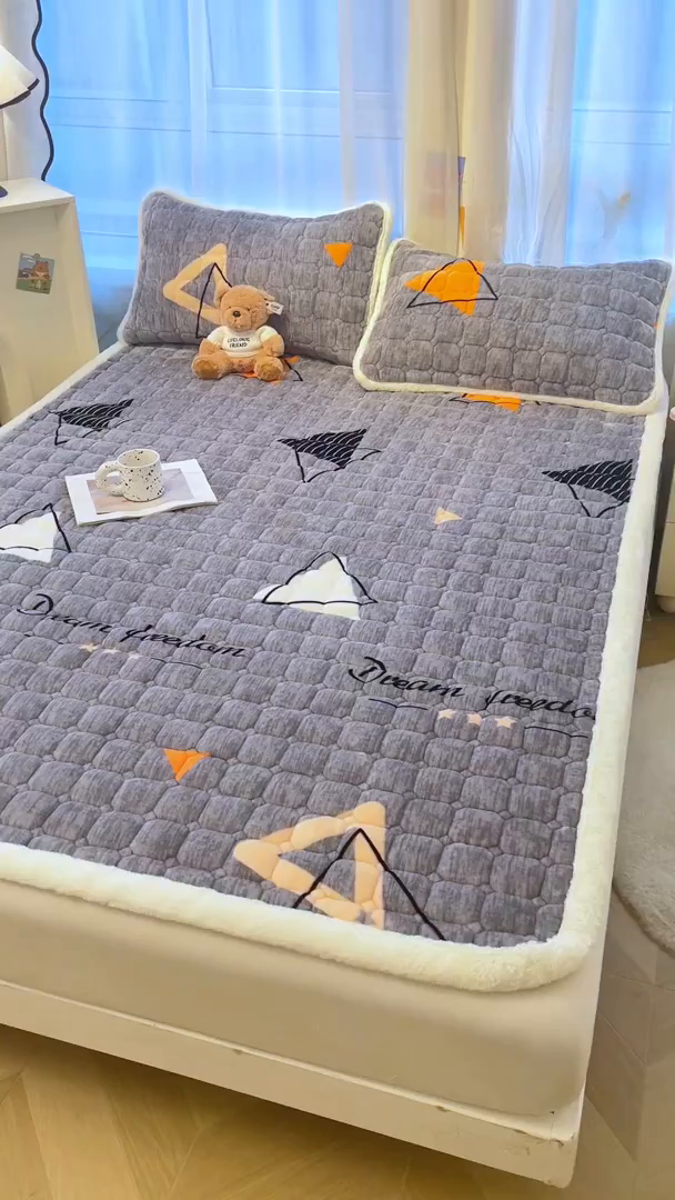 91家纺网 家纺一手货源 找家纺 梵朴 2025新款牛奶绒夹棉床垫床褥加厚珊瑚绒床护垫-印花系列（大床图） 简约三角