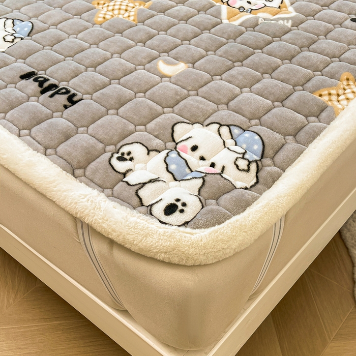 91家纺网 家纺一手货源 找家纺 梵朴 2025新款牛奶绒夹棉床垫床褥加厚珊瑚绒床护垫-印花系列（大床图） 开心奶狗