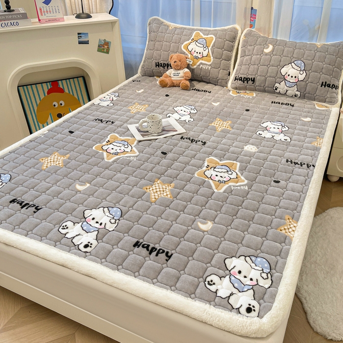 91家纺网 家纺一手货源 找家纺 梵朴 2025新款牛奶绒夹棉床垫床褥加厚珊瑚绒床护垫-印花系列（大床图） 开心奶狗