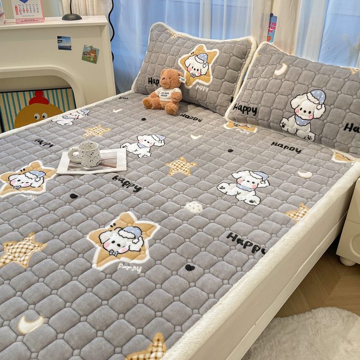 91家纺网 家纺一手货源 找家纺 梵朴 2025新款牛奶绒夹棉床垫床褥加厚珊瑚绒床护垫-印花系列（大床图） 开心奶狗