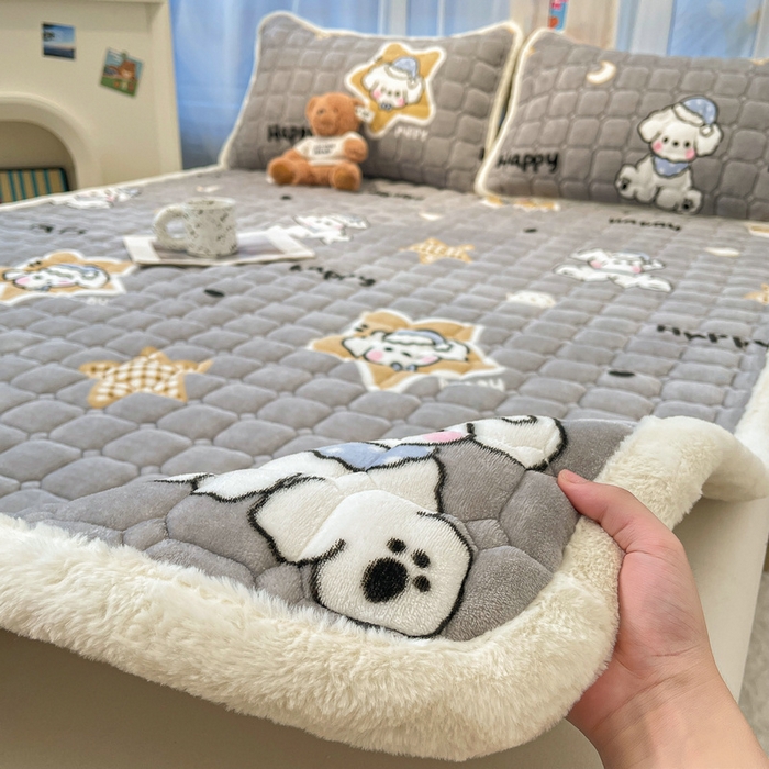 91家纺网 家纺一手货源 找家纺 梵朴 2025新款牛奶绒夹棉床垫床褥加厚珊瑚绒床护垫-印花系列（大床图） 开心奶狗