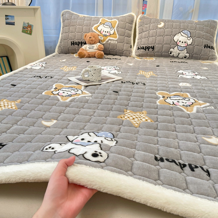 91家纺网 家纺一手货源 找家纺 梵朴 2025新款牛奶绒夹棉床垫床褥加厚珊瑚绒床护垫-印花系列（大床图） 开心奶狗