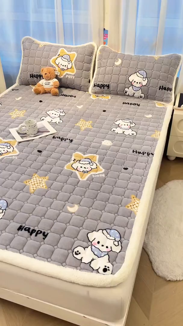 91家纺网 家纺一手货源 找家纺 梵朴 2025新款牛奶绒夹棉床垫床褥加厚珊瑚绒床护垫-印花系列（大床图） 开心奶狗