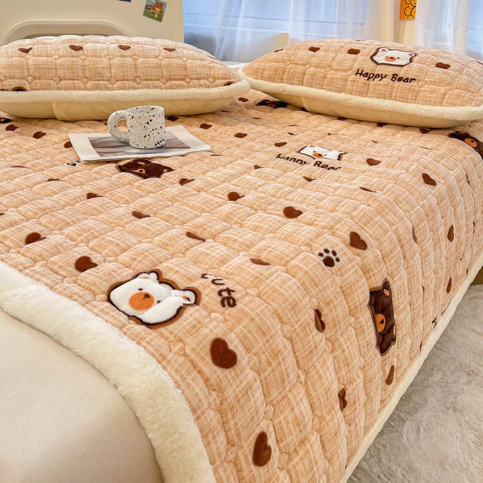 91家纺网 家纺一手货源 找家纺 梵朴 2025新款牛奶绒夹棉床垫床褥加厚珊瑚绒床护垫-印花系列（大床图） 小熊派对