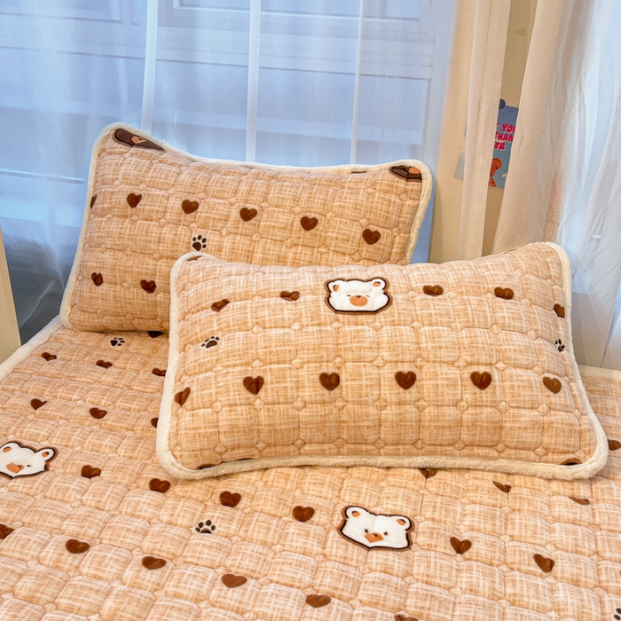 91家纺网 家纺一手货源 找家纺 梵朴 2025新款牛奶绒夹棉床垫床褥加厚珊瑚绒床护垫-印花系列（大床图） 小熊派对