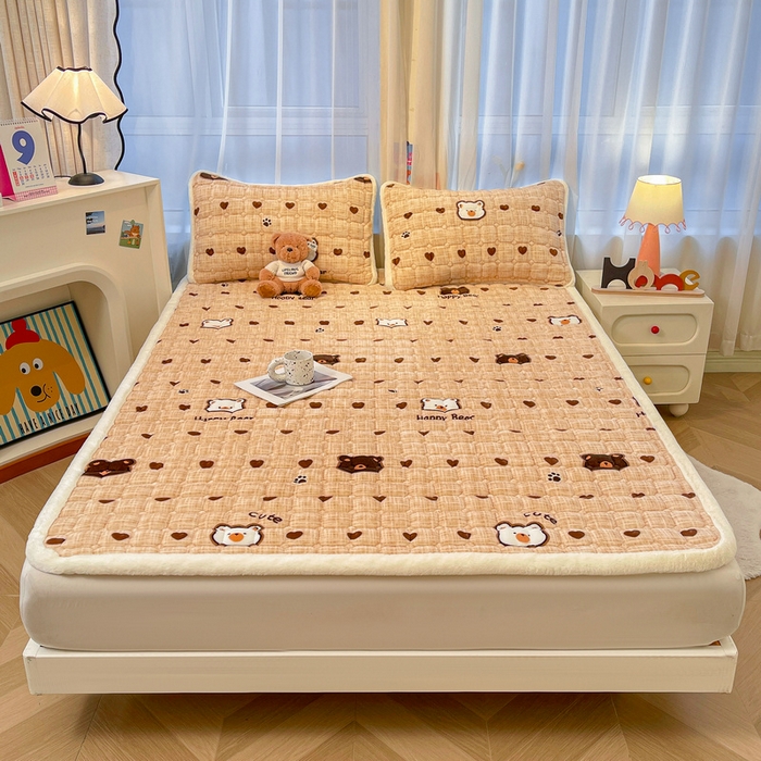 91家纺网 家纺一手货源 找家纺 梵朴 2025新款牛奶绒夹棉床垫床褥加厚珊瑚绒床护垫-印花系列（大床图） 小熊派对