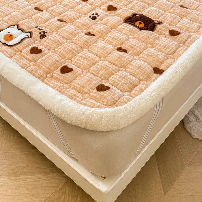 91家纺网 家纺一手货源 找家纺 梵朴 2025新款牛奶绒夹棉床垫床褥加厚珊瑚绒床护垫-印花系列（大床图） 小熊派对