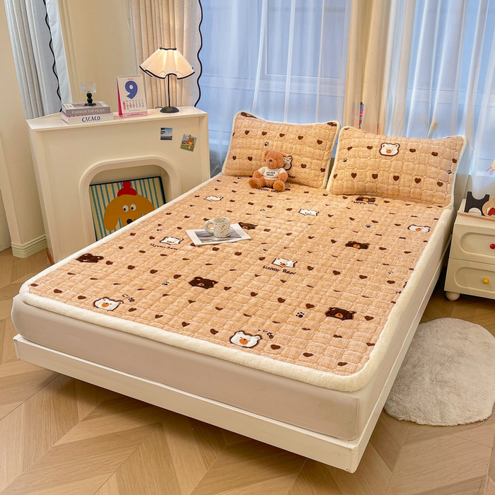 91家纺网 家纺一手货源 找家纺 梵朴 2025新款牛奶绒夹棉床垫床褥加厚珊瑚绒床护垫-印花系列（大床图） 小熊派对