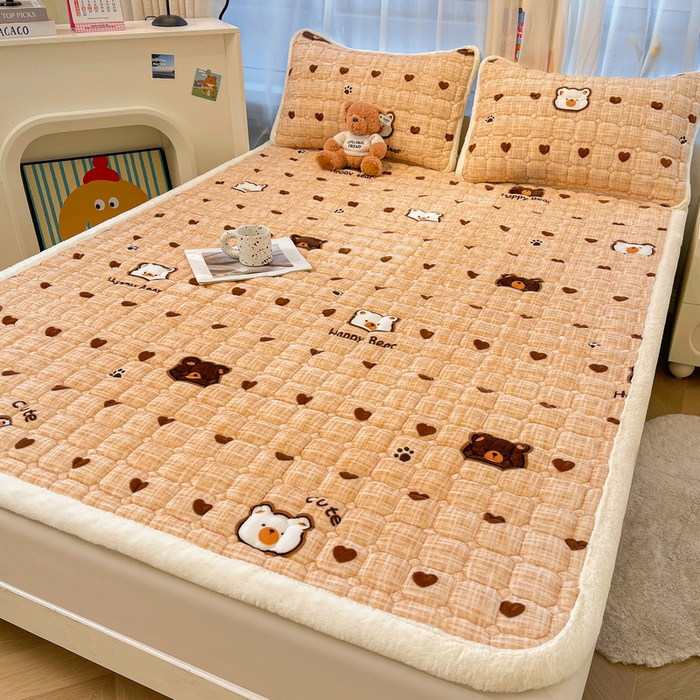 91家纺网 家纺一手货源 找家纺 梵朴 2025新款牛奶绒夹棉床垫床褥加厚珊瑚绒床护垫-印花系列（大床图） 小熊派对