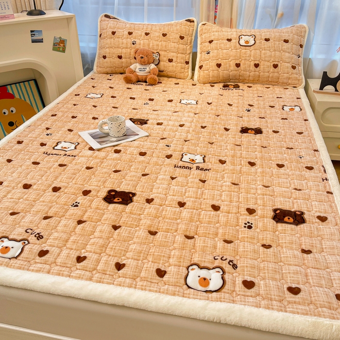 91家纺网 家纺一手货源 找家纺 梵朴 2025新款牛奶绒夹棉床垫床褥加厚珊瑚绒床护垫-印花系列（大床图） 小熊派对