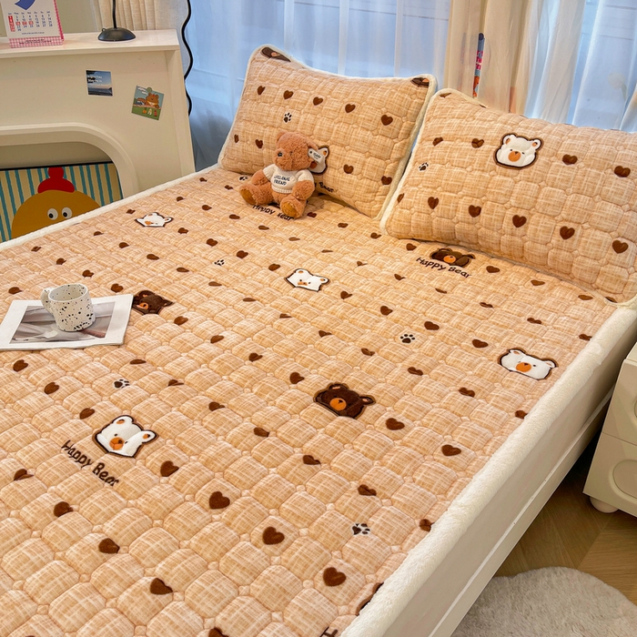 91家纺网 家纺一手货源 找家纺 梵朴 2025新款牛奶绒夹棉床垫床褥加厚珊瑚绒床护垫-印花系列（大床图） 小熊派对