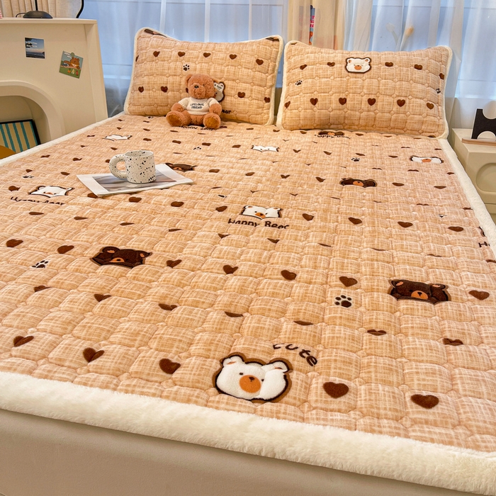 91家纺网 家纺一手货源 找家纺 梵朴 2025新款牛奶绒夹棉床垫床褥加厚珊瑚绒床护垫-印花系列（大床图） 小熊派对