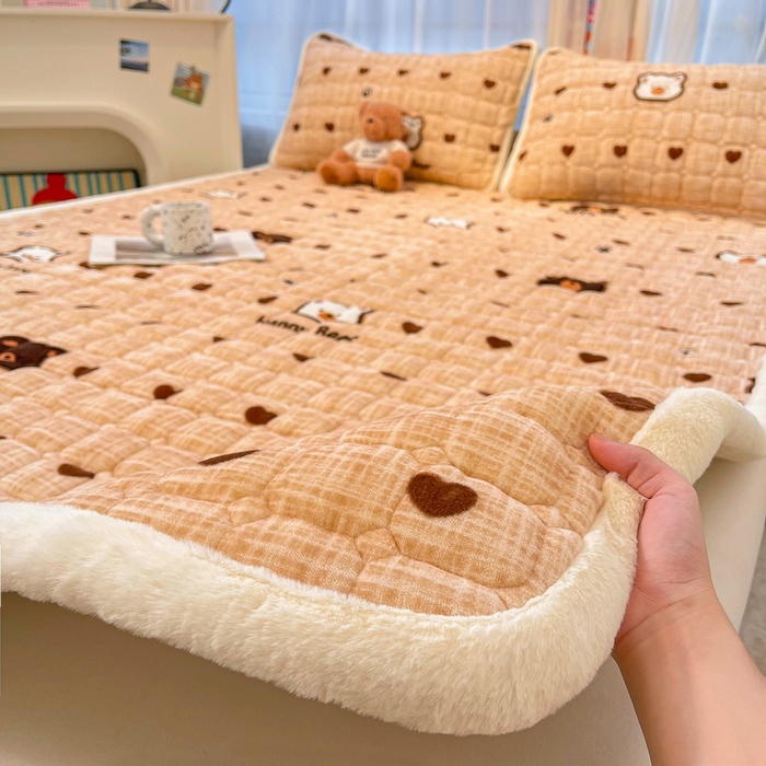 91家纺网 家纺一手货源 找家纺 梵朴 2025新款牛奶绒夹棉床垫床褥加厚珊瑚绒床护垫-印花系列（大床图） 小熊派对