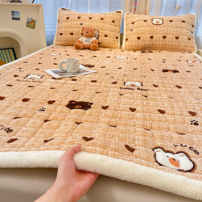 91家纺网 家纺一手货源 找家纺 梵朴 2025新款牛奶绒夹棉床垫床褥加厚珊瑚绒床护垫-印花系列（大床图） 小熊派对