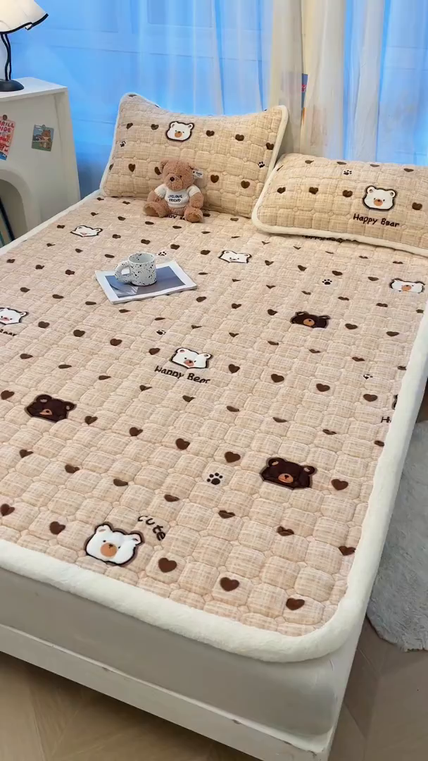 91家纺网 家纺一手货源 找家纺 梵朴 2025新款牛奶绒夹棉床垫床褥加厚珊瑚绒床护垫-印花系列（大床图） 小熊派对