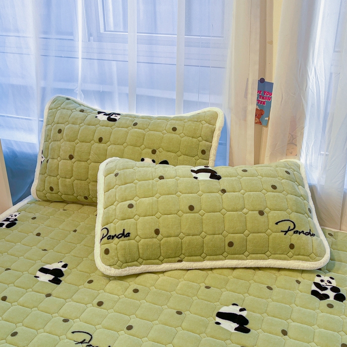91家纺网 家纺一手货源 找家纺 梵朴 2025新款牛奶绒夹棉床垫床褥加厚珊瑚绒床护垫-印花系列（大床图） 调皮熊猫