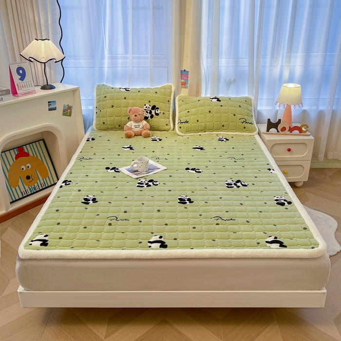 91家纺网 家纺一手货源 找家纺 梵朴 2025新款牛奶绒夹棉床垫床褥加厚珊瑚绒床护垫-印花系列（大床图） 调皮熊猫