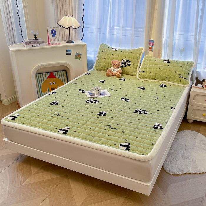 91家纺网 家纺一手货源 找家纺 梵朴 2025新款牛奶绒夹棉床垫床褥加厚珊瑚绒床护垫-印花系列（大床图） 调皮熊猫