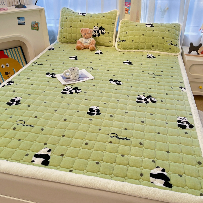 91家纺网 家纺一手货源 找家纺 梵朴 2025新款牛奶绒夹棉床垫床褥加厚珊瑚绒床护垫-印花系列（大床图） 调皮熊猫