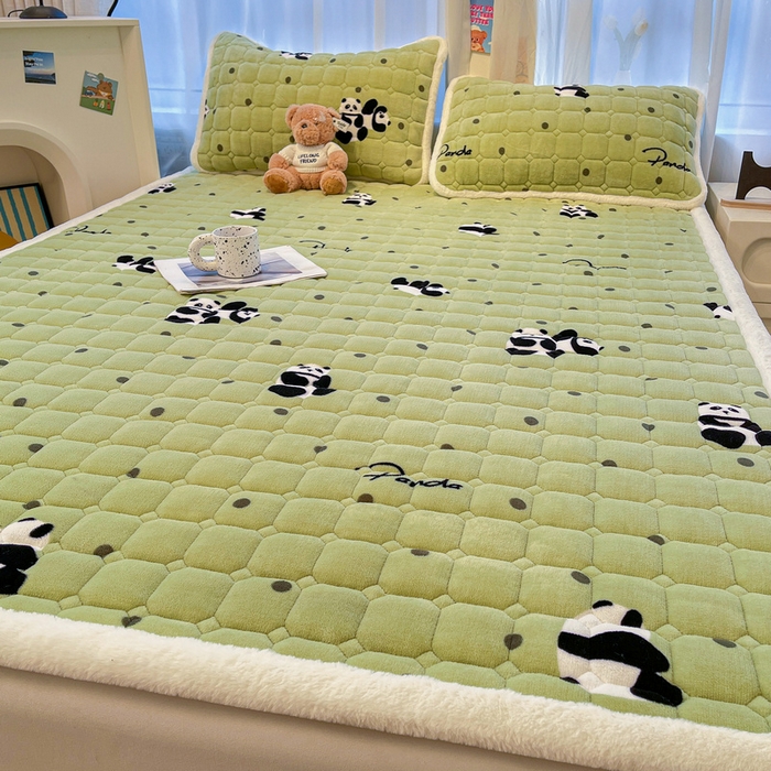 91家纺网 家纺一手货源 找家纺 梵朴 2025新款牛奶绒夹棉床垫床褥加厚珊瑚绒床护垫-印花系列（大床图） 调皮熊猫