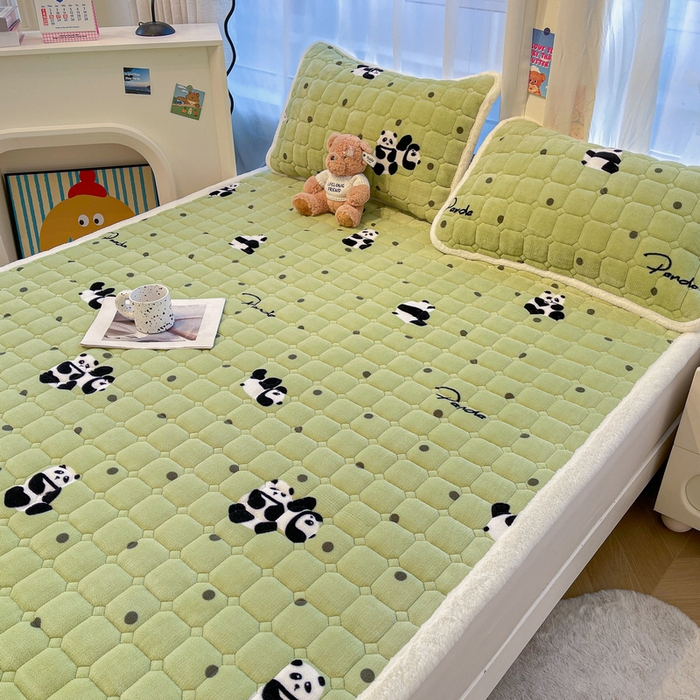 91家纺网 家纺一手货源 找家纺 梵朴 2025新款牛奶绒夹棉床垫床褥加厚珊瑚绒床护垫-印花系列（大床图） 调皮熊猫